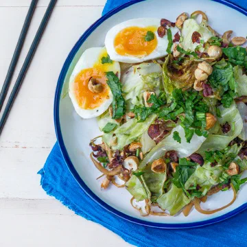 Geroosterde spitskool met miso-pindasaus noedels